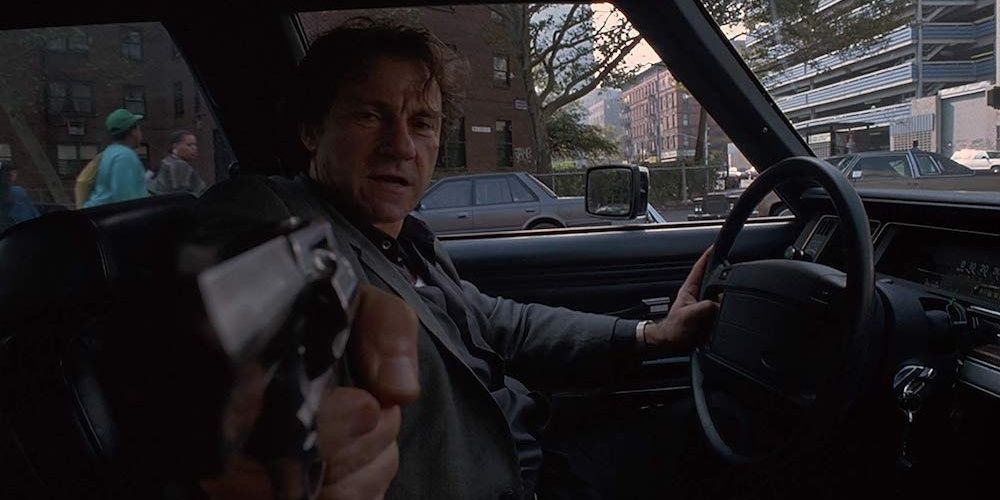 Harvey Keitel aponta uma arma enquanto dirige em Bad Lieutenant Cropped