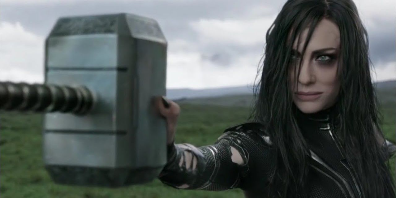 Hela segurando Mjolnir em Thor Ragnarok