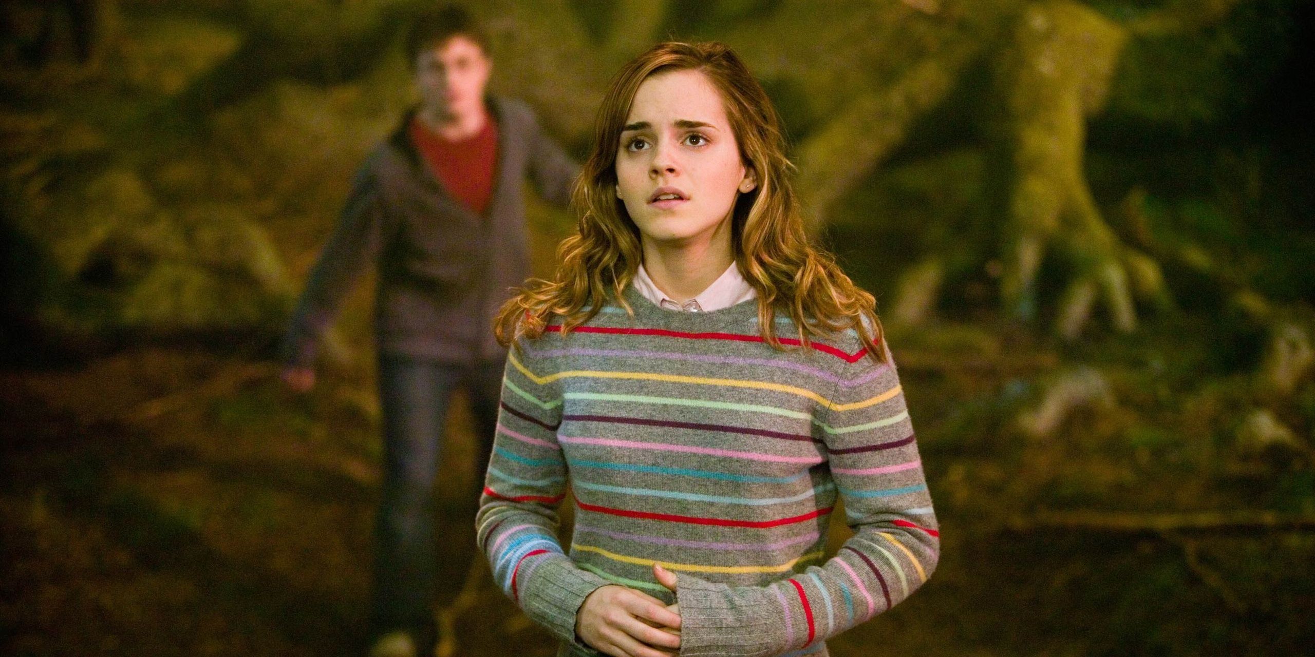 Hermione parece preocupada com Harry em Cálice de Fogo.