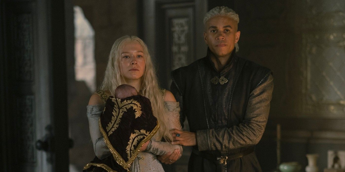   Emma DArcy como Princesa Rhaenyra Targaryen e John Macmillan como Sor Laenor Velaryon abraçados no episódio 6 de House of the Dragon