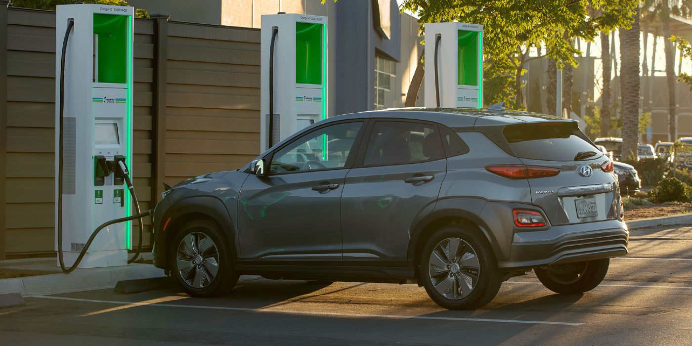 Hyundai Kona Electric conectado a um carregador