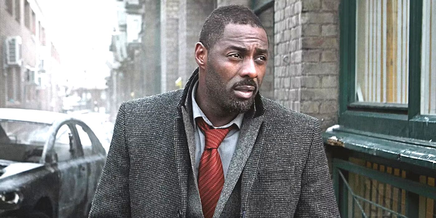 Idris Elba em Luther posando dramaticamente de terno e casaco em uma rua da cidade
