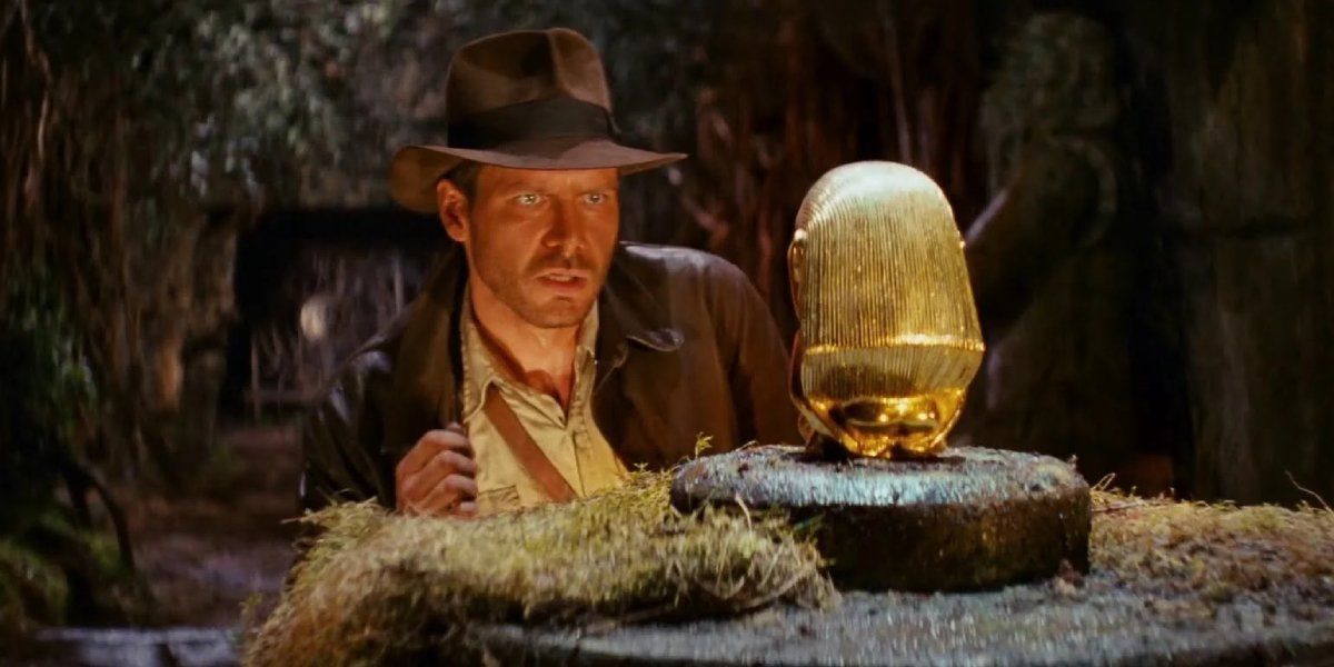 Indiana Jones em um antigo templo em Raiders of the Lost Ark levando ídolo