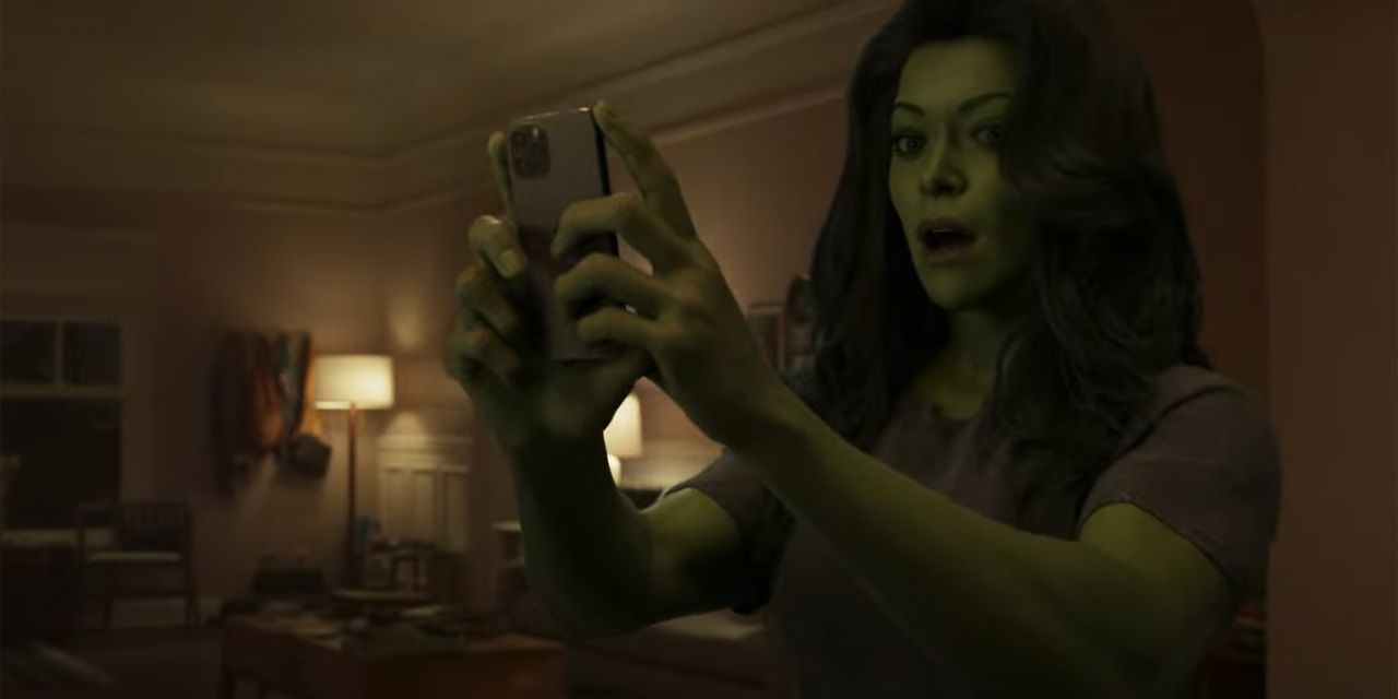 Jen takes a selfie in She-Hulk