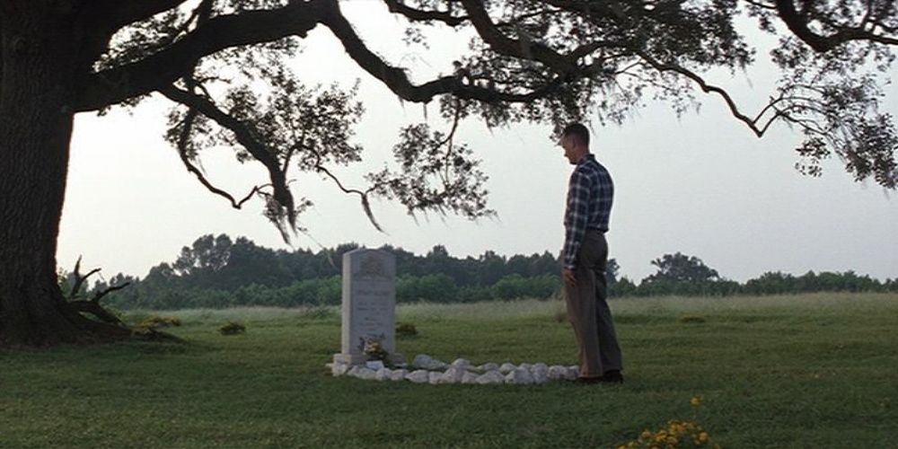 Forrest em pé sobre o túmulo de Jenny em Forrest Gump.