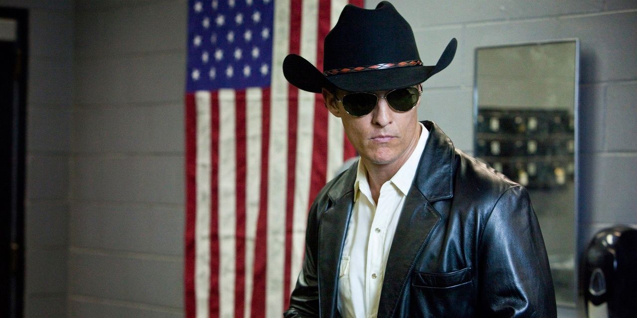 Joe usando óculos escuros e chapéu de cowboy em Killer Joe