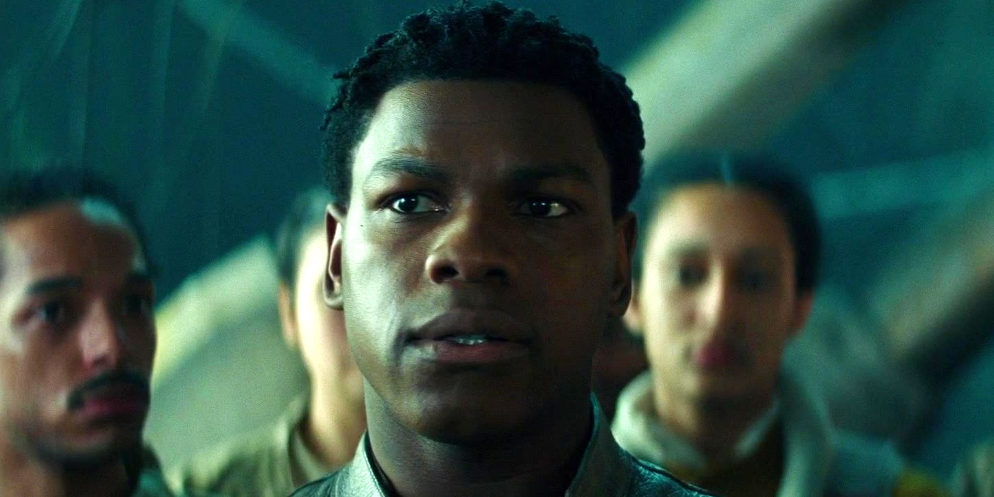 John Boyega como Finn parecendo sério em Star Wars A Ascensão Skywalker
