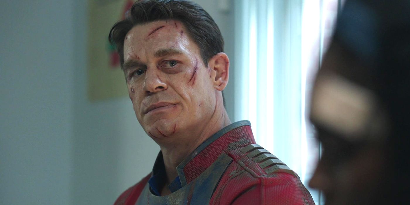 John Cena como Christopher Smith coberto de feridas em Peacemaker (2022)