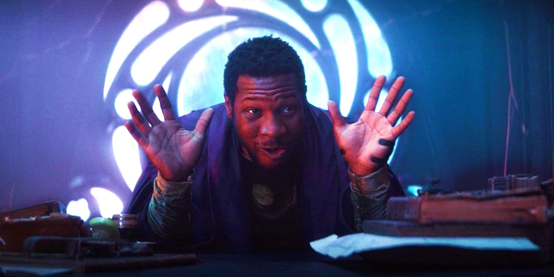 Jonathan Majors como Kang em Loki