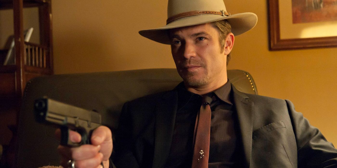 Raylan Givens pointant une arme dans Justified