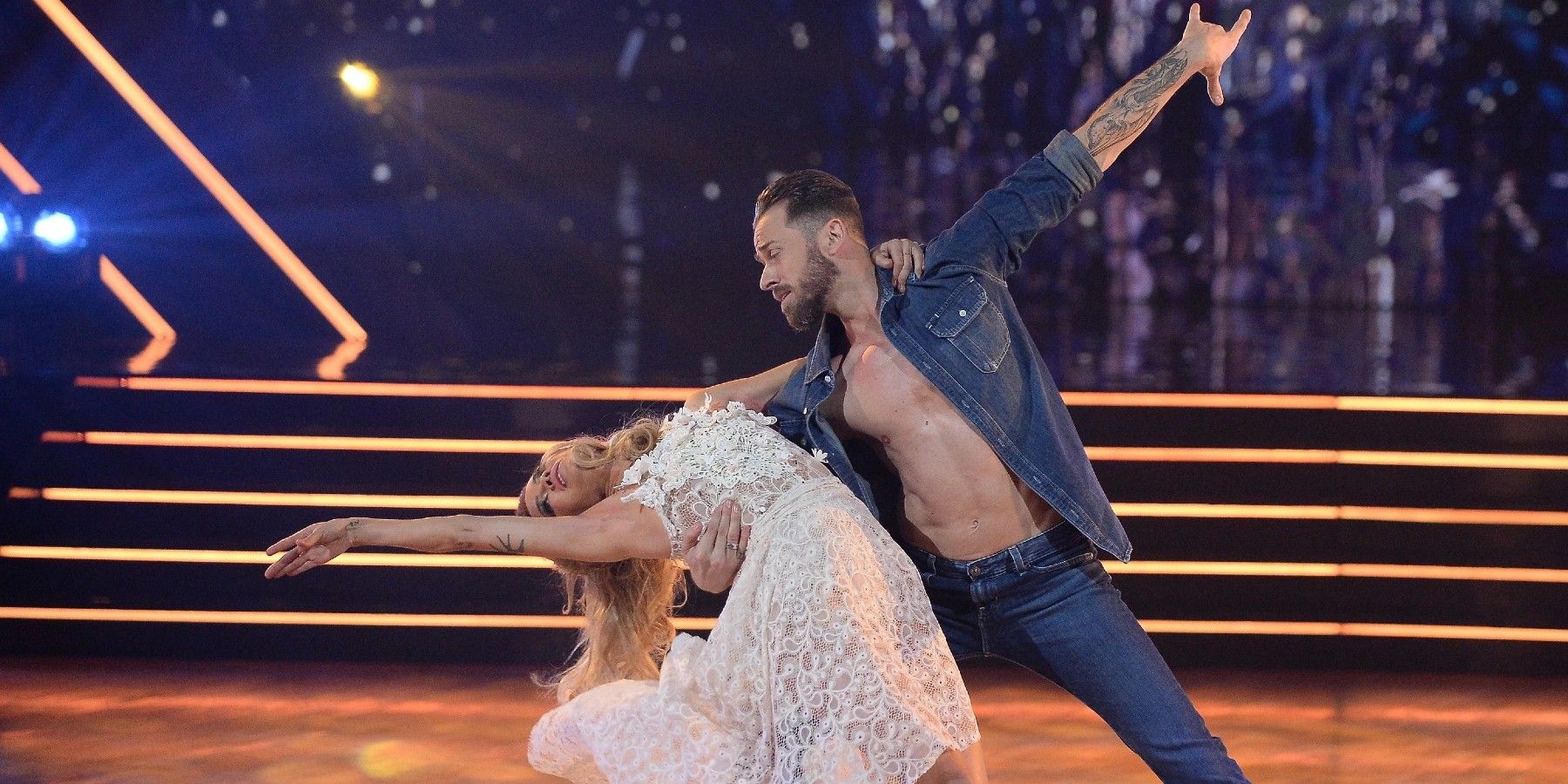 Kaitlyn-Bristowe-The-Bachelor-2 dancing with white dress with artem