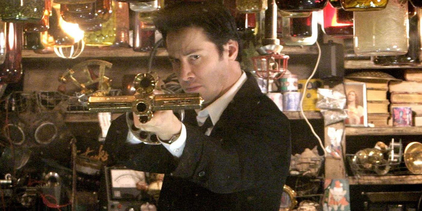 Keanu Reeves as Constantine holding weapon
