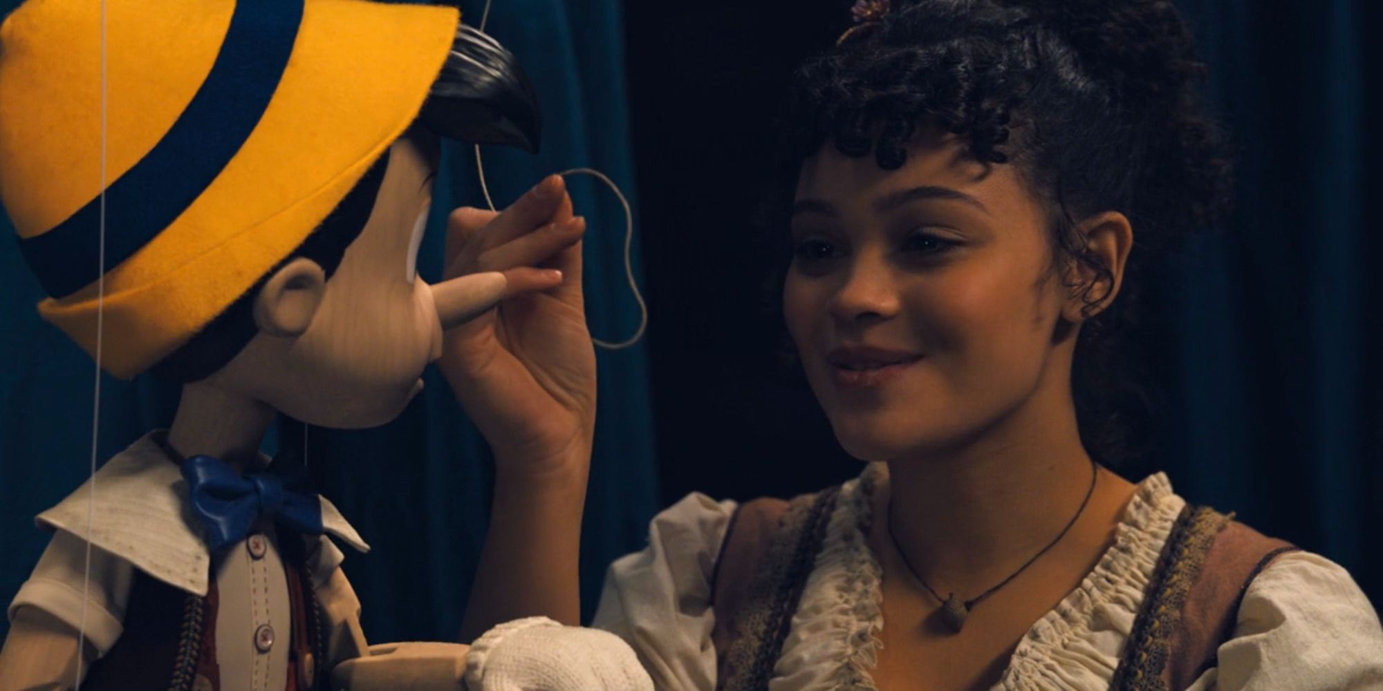 Kyanne Lamaya as Fabiana befriending Pinocchio in Pinocchio (2022)