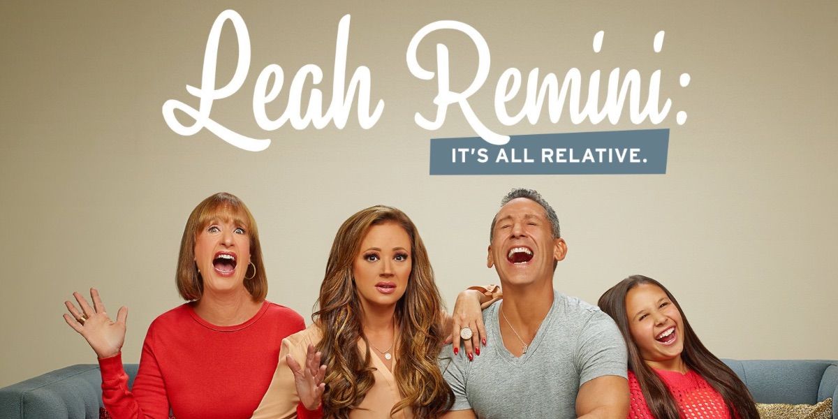 Leah Remini e sua família posam para uma imagem promocional em It's All Relative