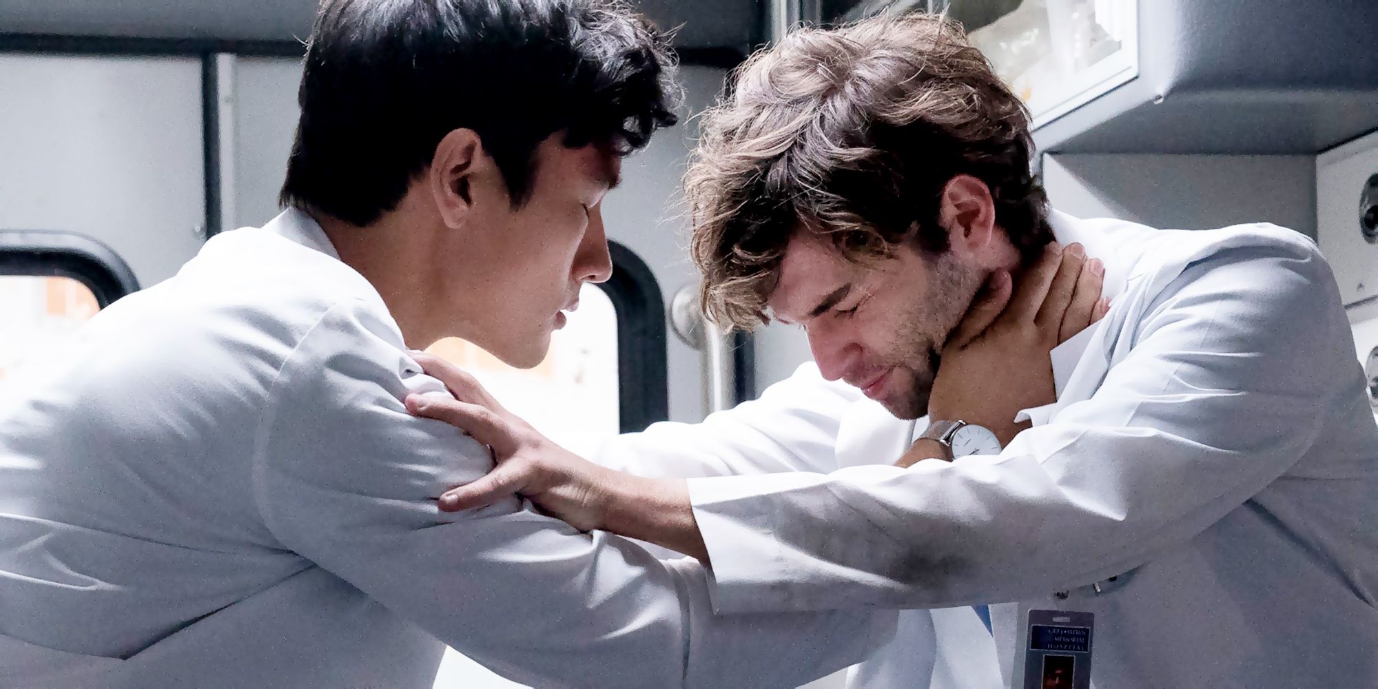 Levi e Nico na ambulância encostados um no outro em Grey's Anatomy