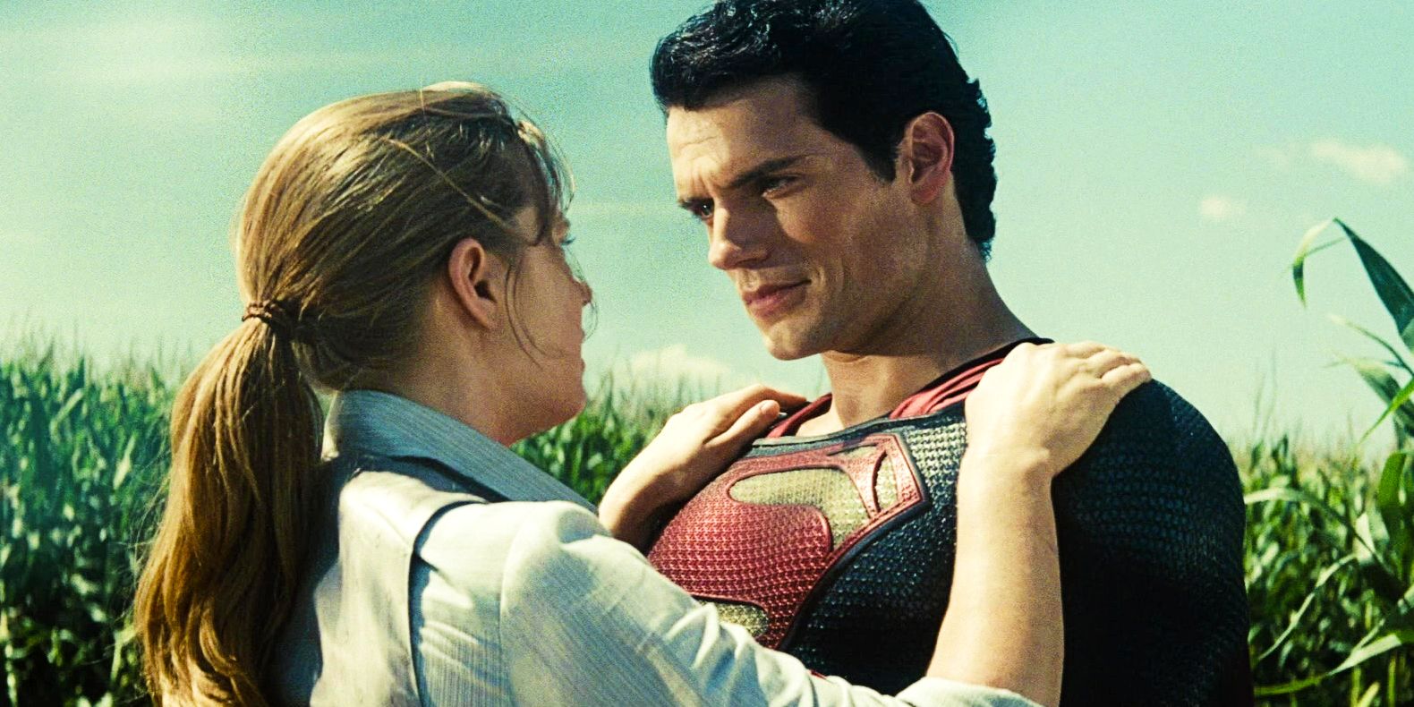 Lois Lane and Superman in cornfield in Man of Steel.