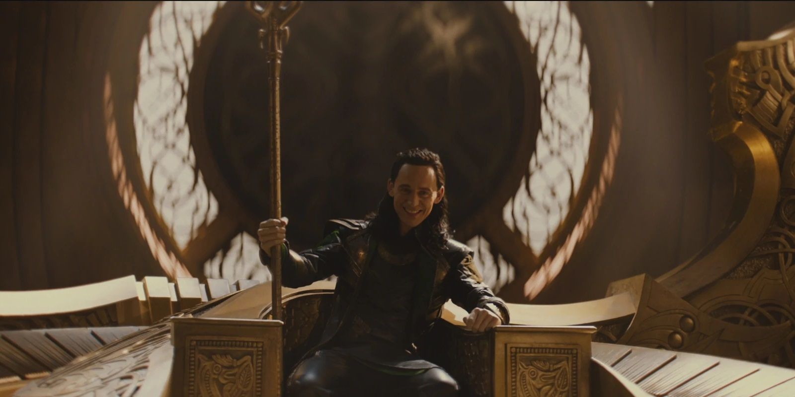 Loki está no topo do trono Asgardiano em Thor: O Mundo Sombrio.