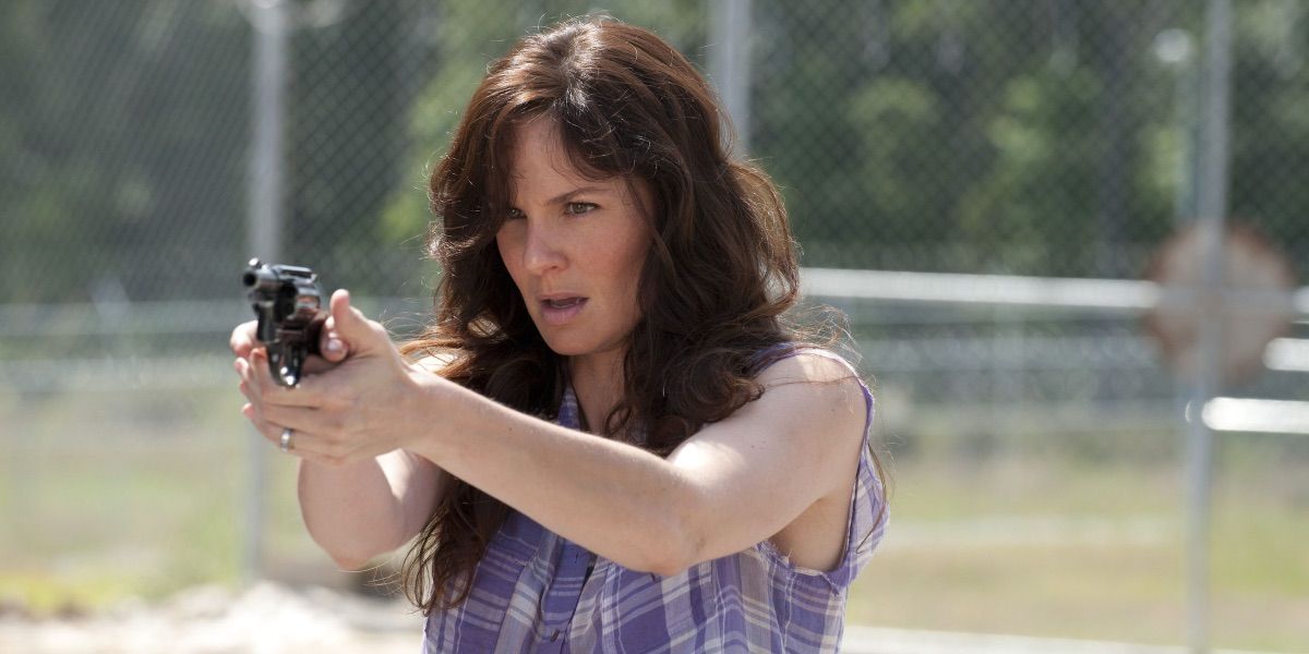 Lori apontando uma arma em The Walking Dead