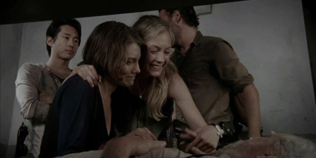 Maggie e Beth sorrindo para Hershel no chão em The Walking Dead 