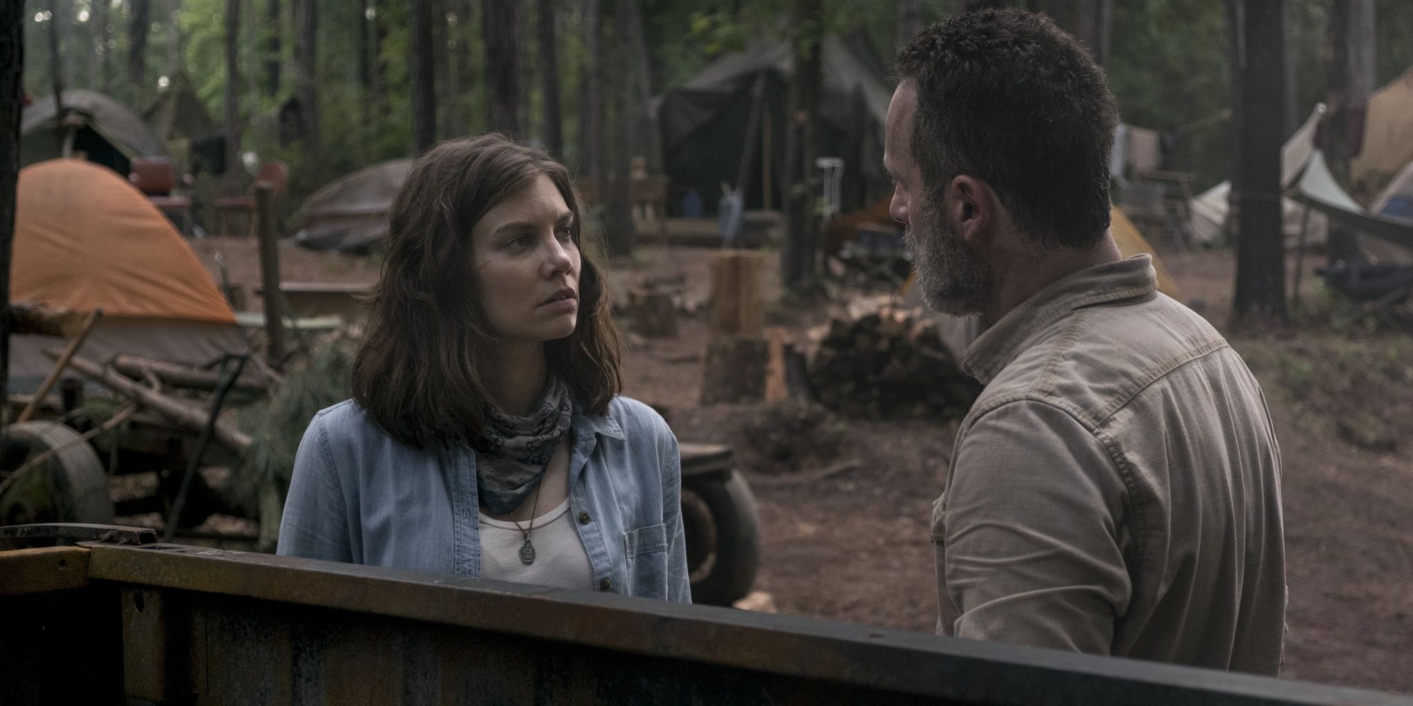 Maggie discutindo com Rick na floresta em The Walking Dead 