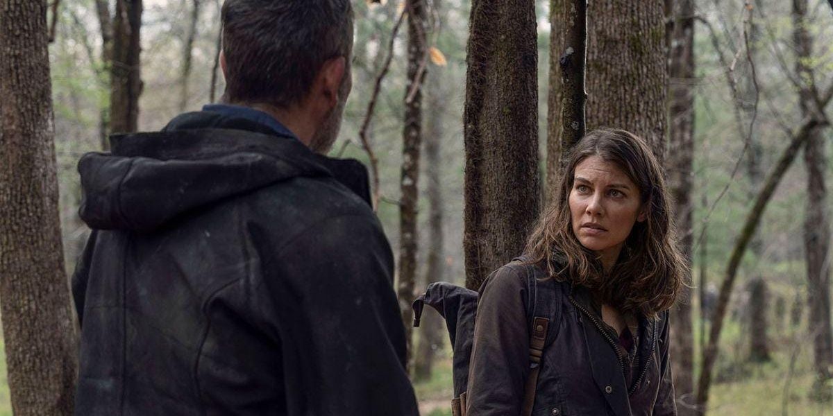 Maggie olhando para Negan na floresta em The Walking Dead 