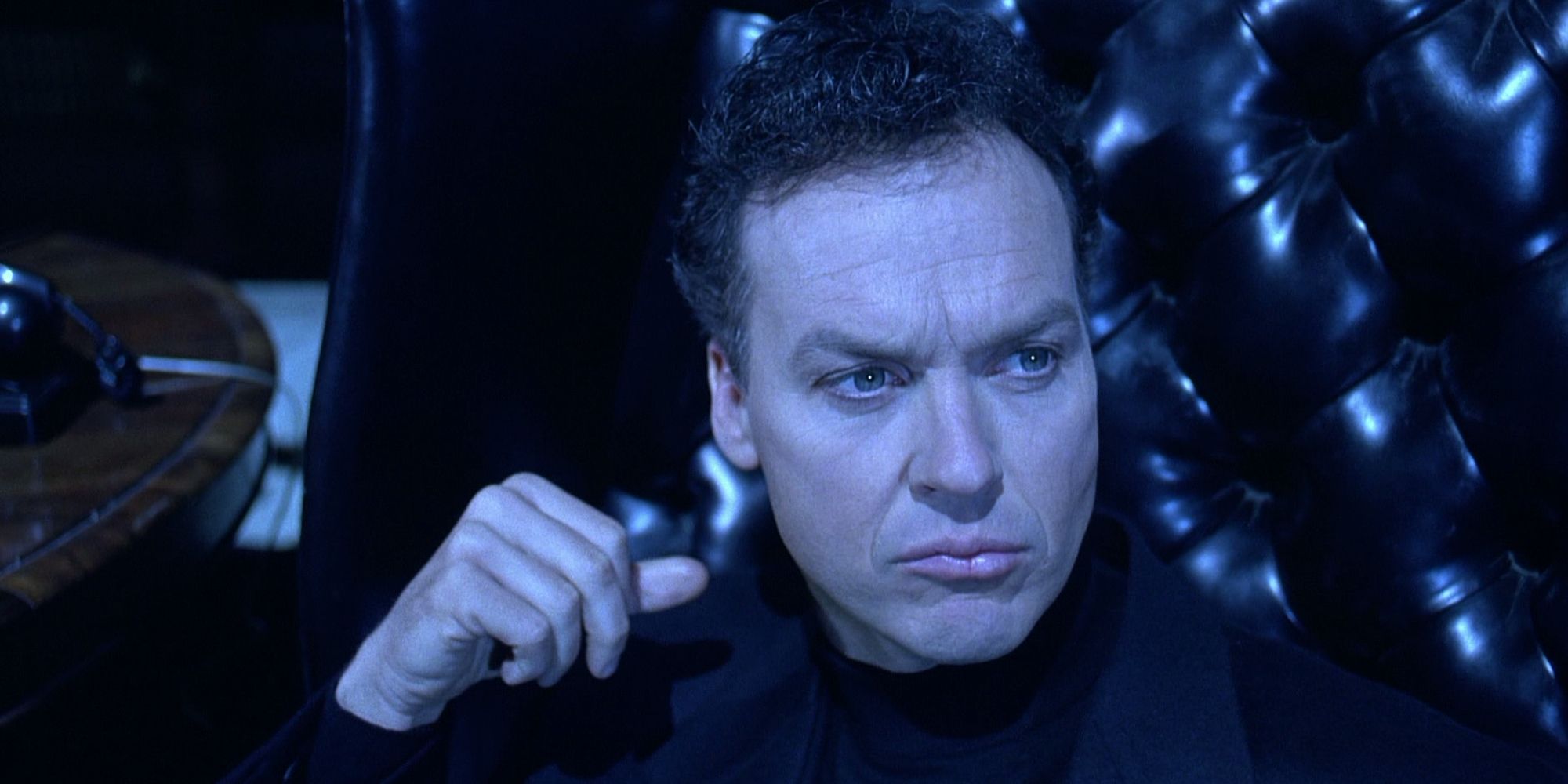 Michael Keaton como Bruce Wayne em seu estúdio em Batman Returns (1992)