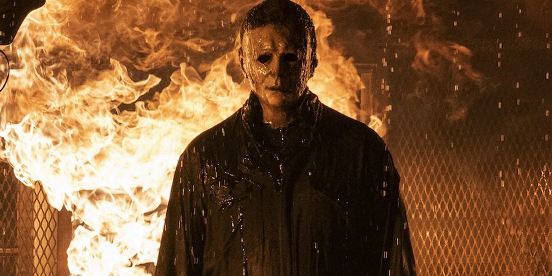 Michael Myers emerge de uma casa em chamas em Halloween Kills