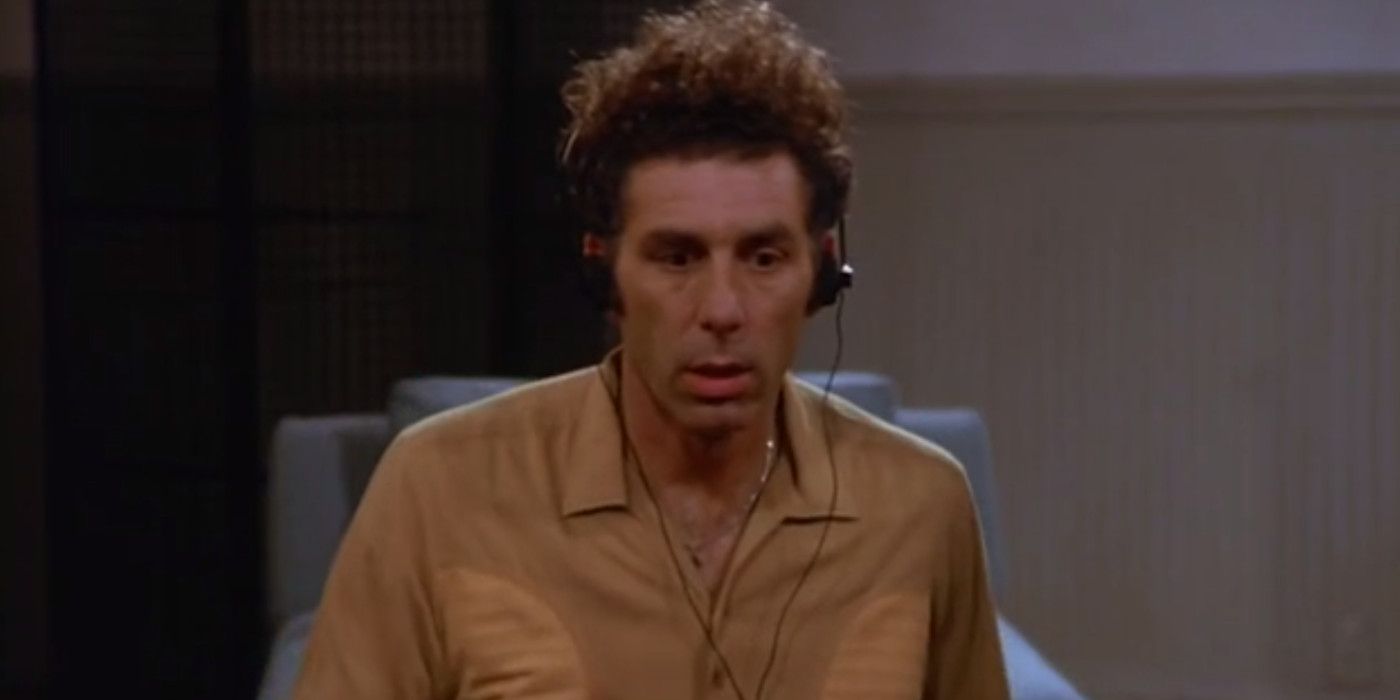 Michael Richards como Kramer em Seinfeld Episode The Tape ouvindo uma gravação em fones de ouvido e parecendo um pouco perturbado