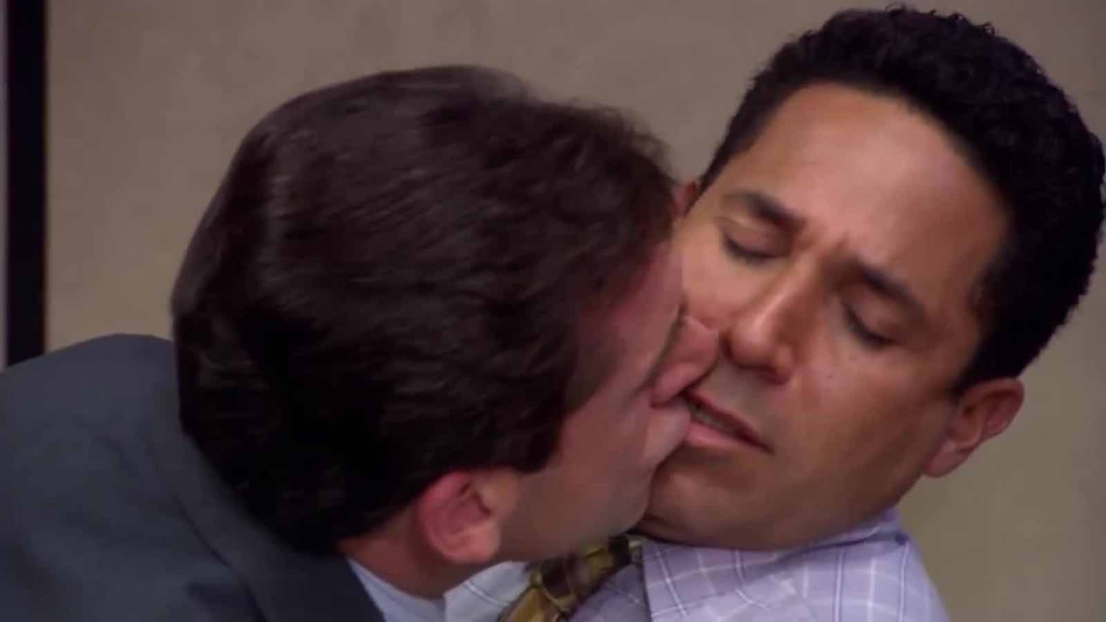 Michel beija Oscar em The Office