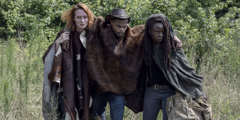 Michonne carries two people by the shoulder in The Walking Dead
