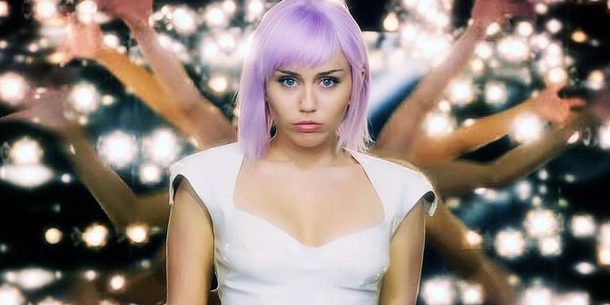 Miley Cyrus dancing on stage in Black Mirror 