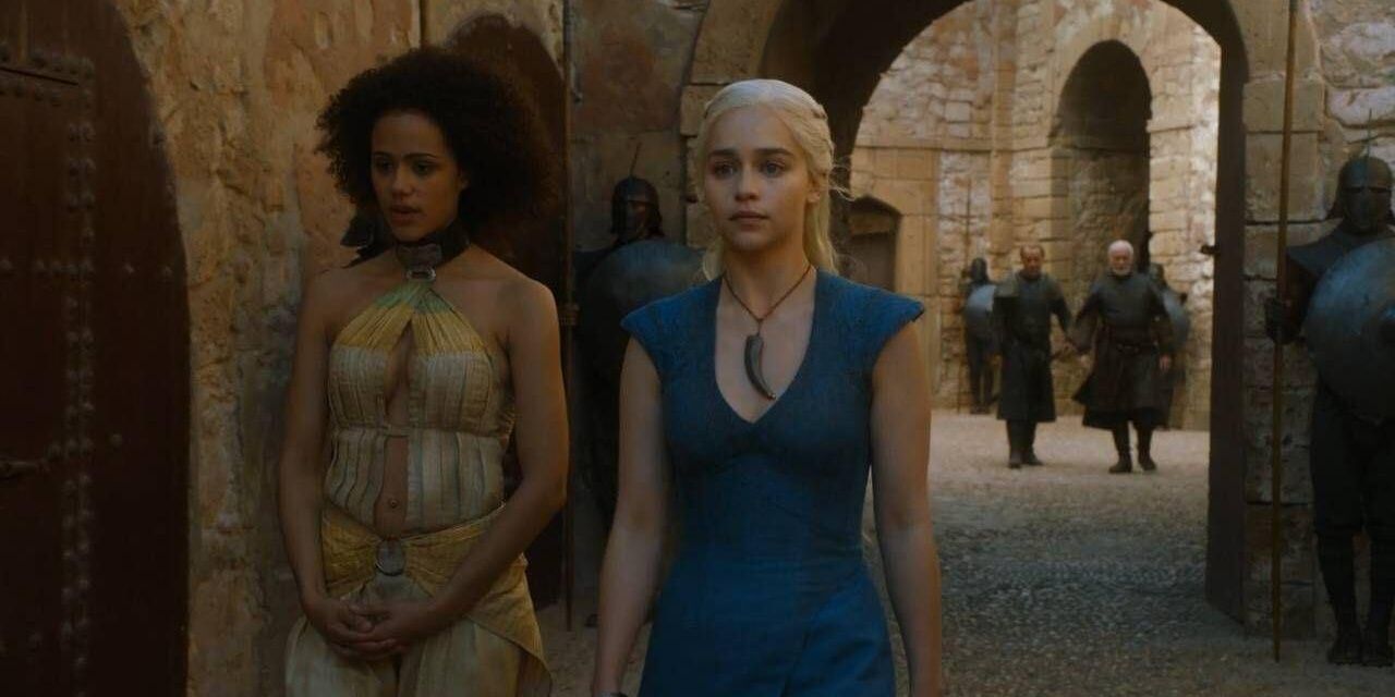 Missandei e Daenerys conversando após se encontrarem em Astapor