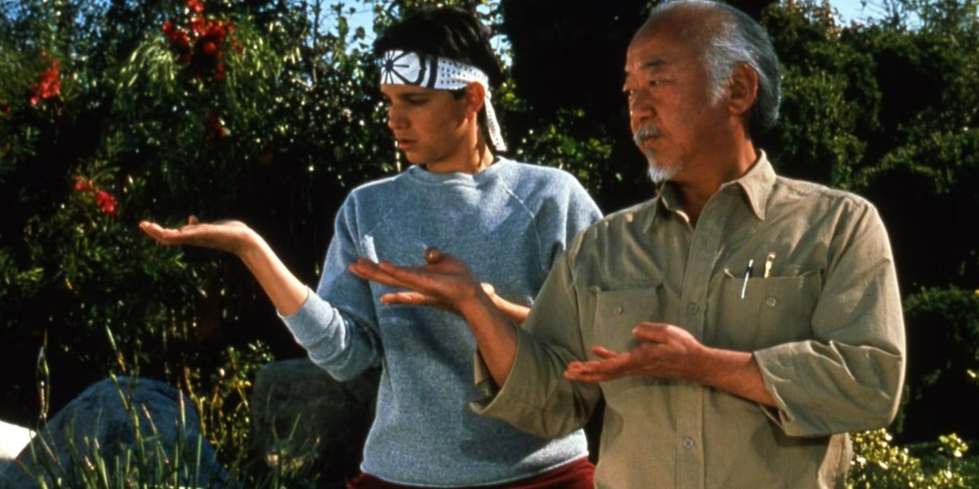 Miyagi enseigne à Daniel dans The Karate Kid