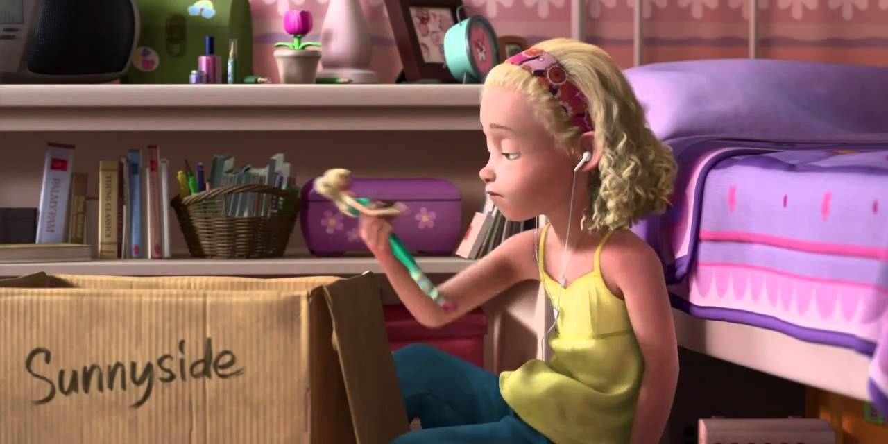 Molly joga Barbie na caixa para Sunnyside Daycare Center.