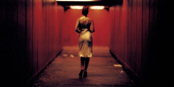 Monice Bellucci anda por um corredor em Irreversível