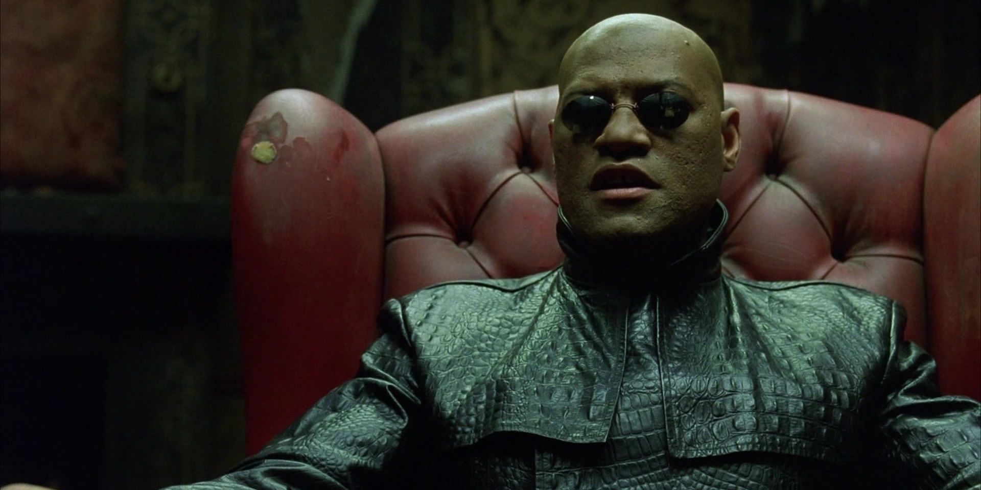 Morpheus se senta em uma poltrona em Matrix