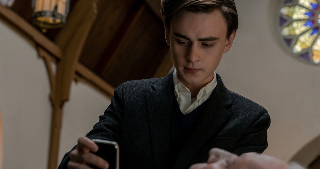 Mr. Harrigan’s Phone Images Reveal First Look At New Stephen King Movie