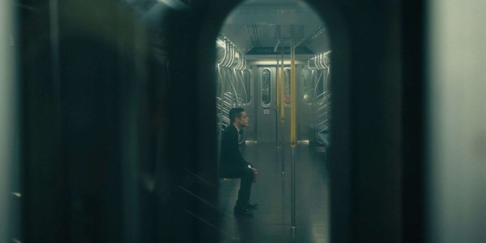 Rami Malek no metrô em Mr. Robot (2015-2019)