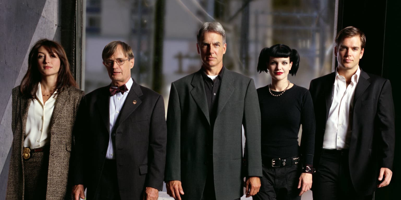 The cast of NCIS season 1 looks on in a promo image.