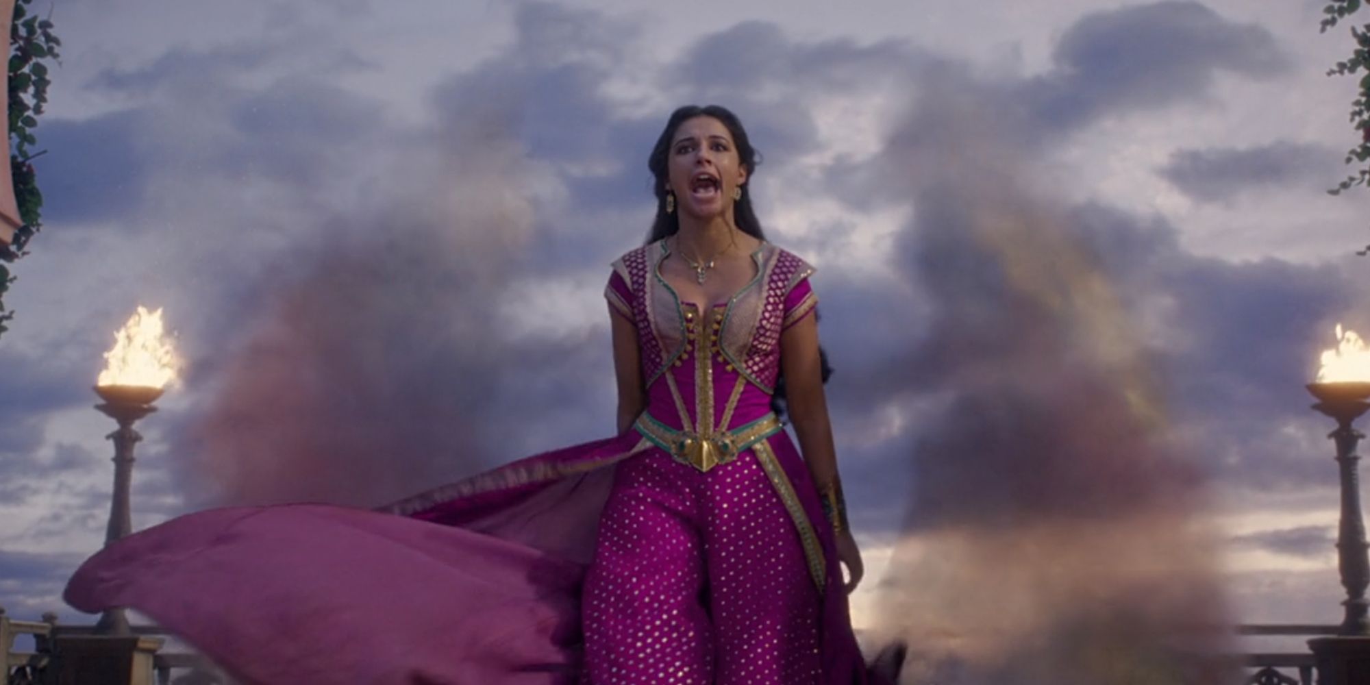 Naomi Scott dans le rôle de la princesse Jasmine chantant Speechless dans Aladdin (2019)