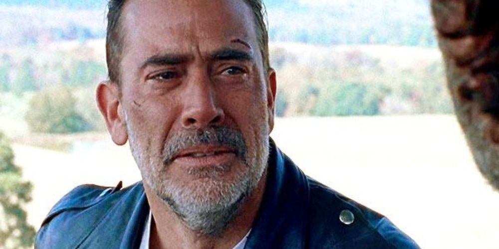 Negan chorando ao olhar para Rick em The Walking Dead 