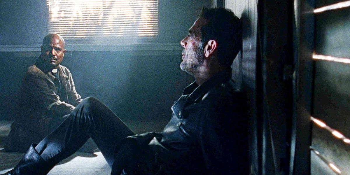 Negan conversando com o padre Gabriel em The Walking Dead 
