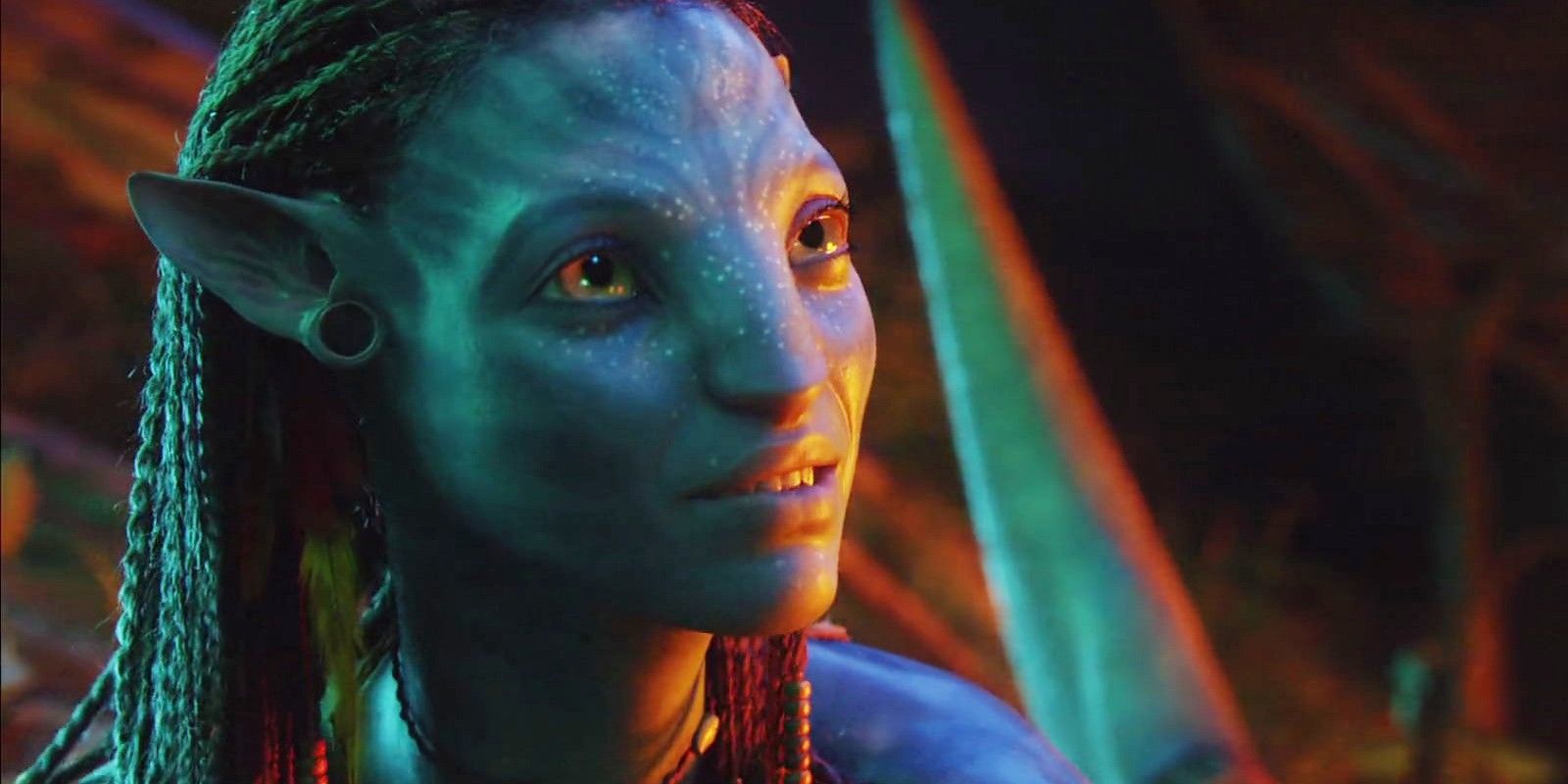 Neytiri in the firelight in 2009's Avatar