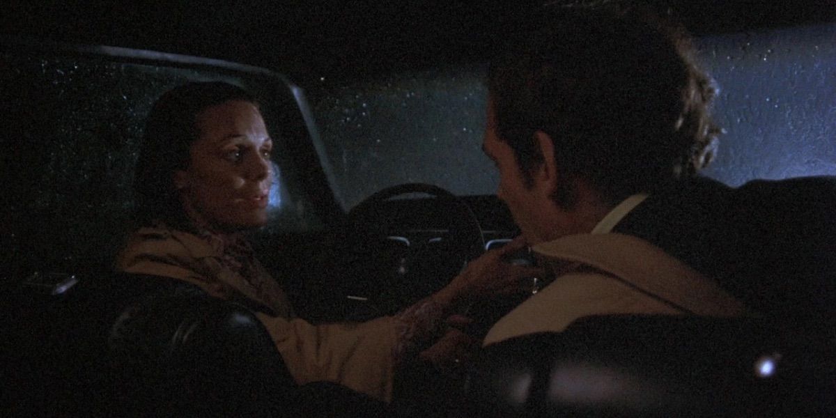 Um homem confronta uma mulher em um carro no filme Night Drive