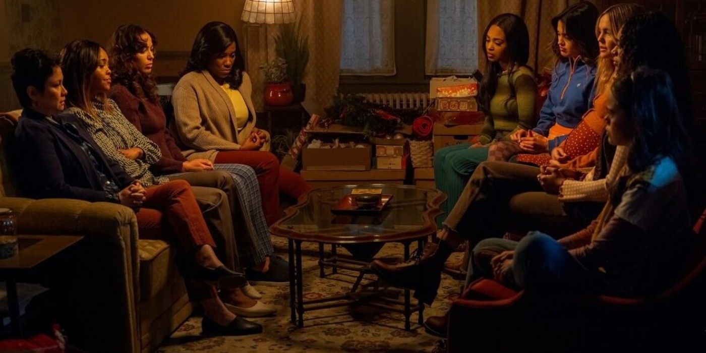 The Liars e suas mães sentadas uma de frente para a outra em Pretty Little Liars: Original Sin