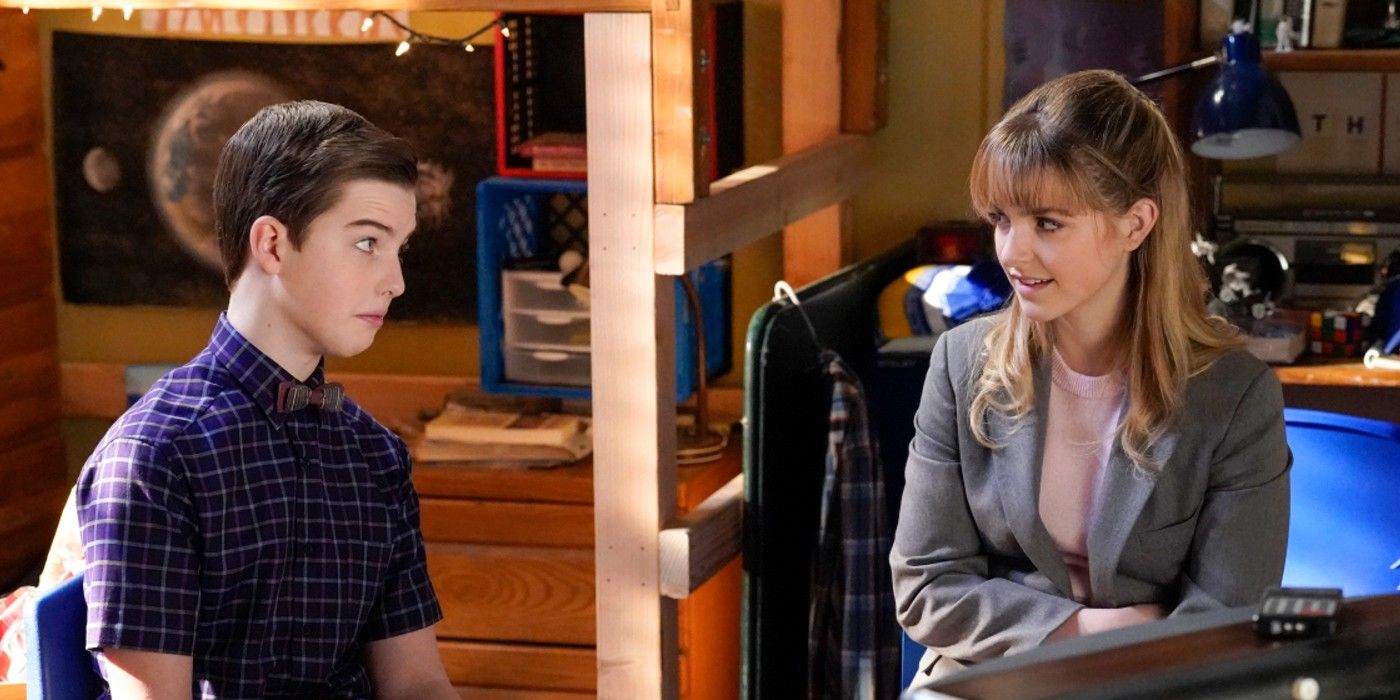 Paige y Sheldon en El joven Sheldon sentados juntos en un dormitorio