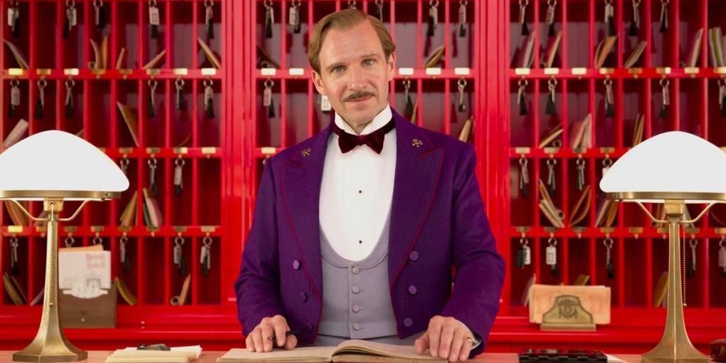 Ralph Fiennes em um balcão de hotel no The Grand Budapest Hotel 