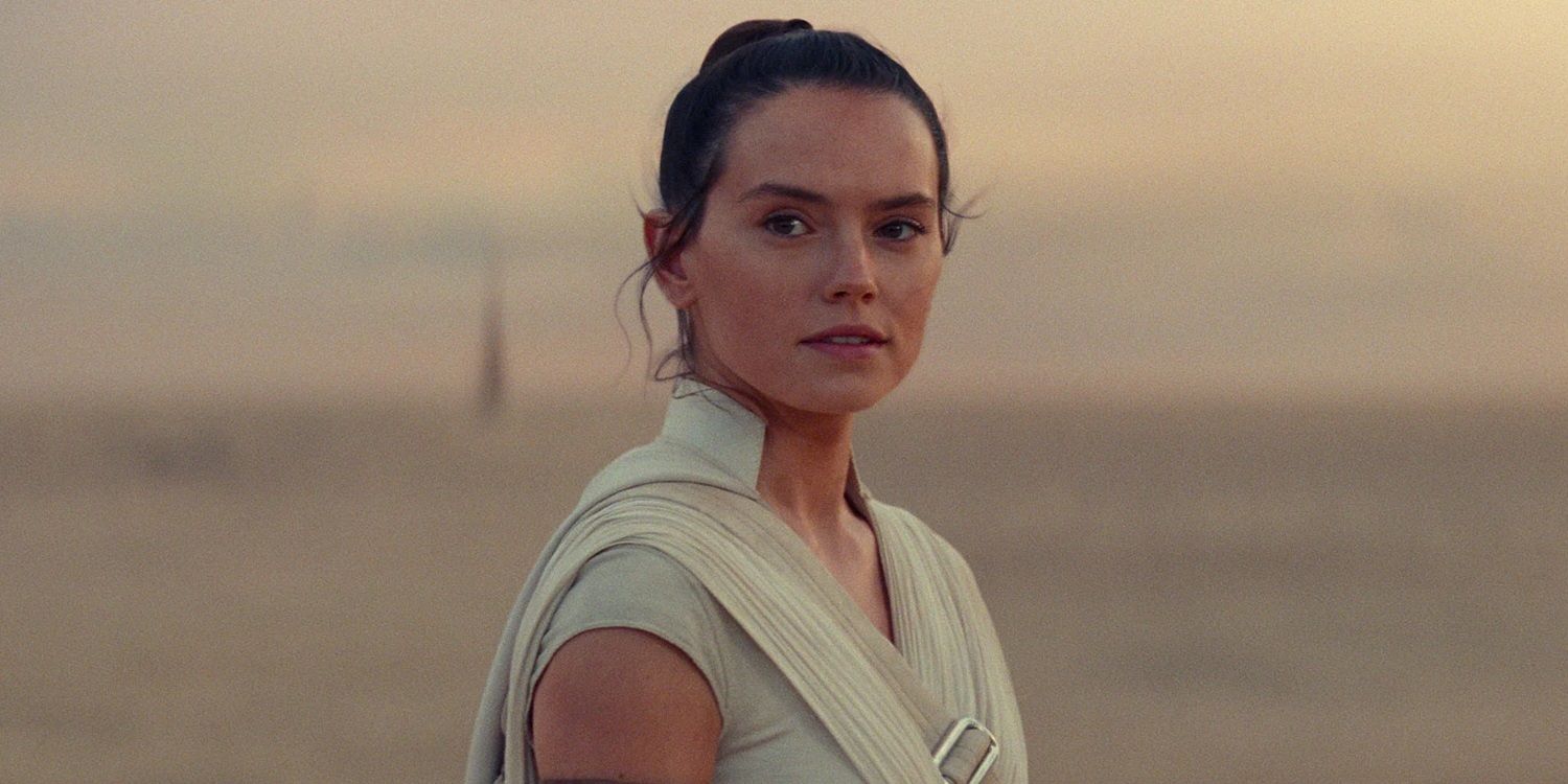 Rey on Tatooine at the end of The Rise of Skywalker