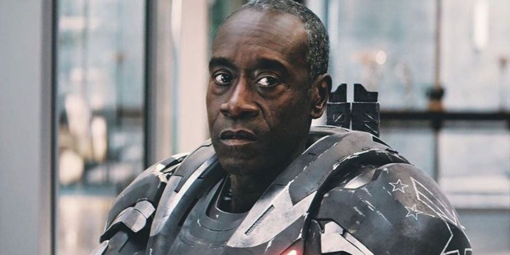 Rhodey em sua armadura War Machine em Avengers Endgame 