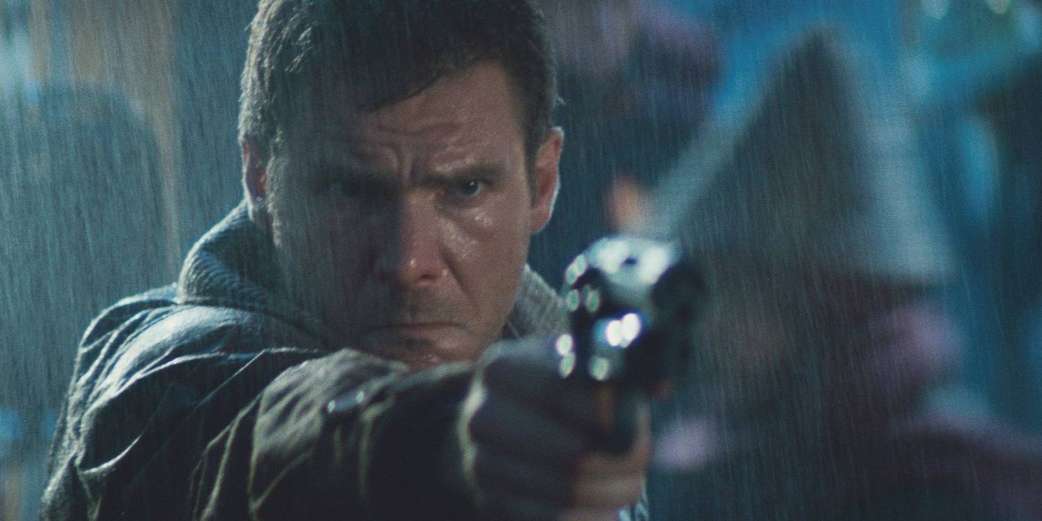 Rick Deckard segurando uma arma na chuva em Blade Runner